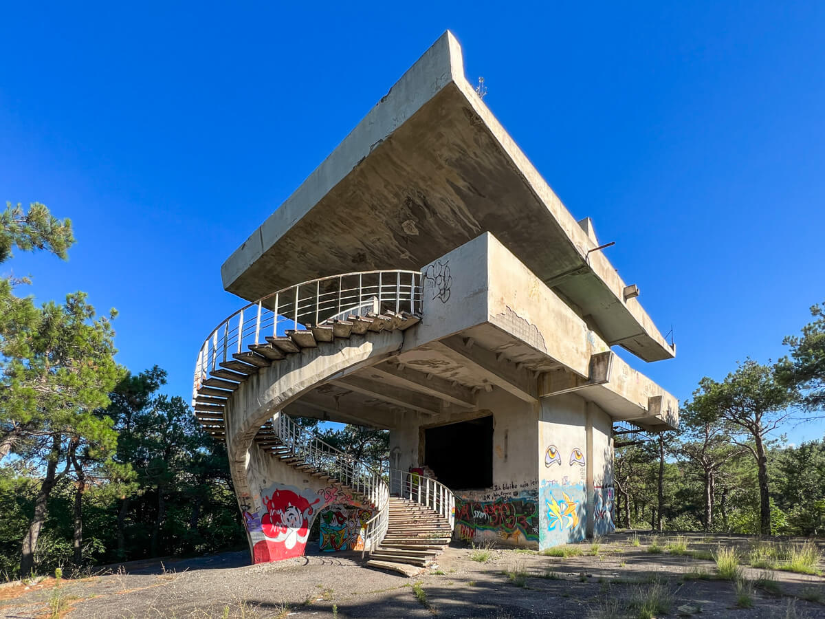 ლისის ტბა და ირგვლივ არსებული სამშენებლო ისტერია