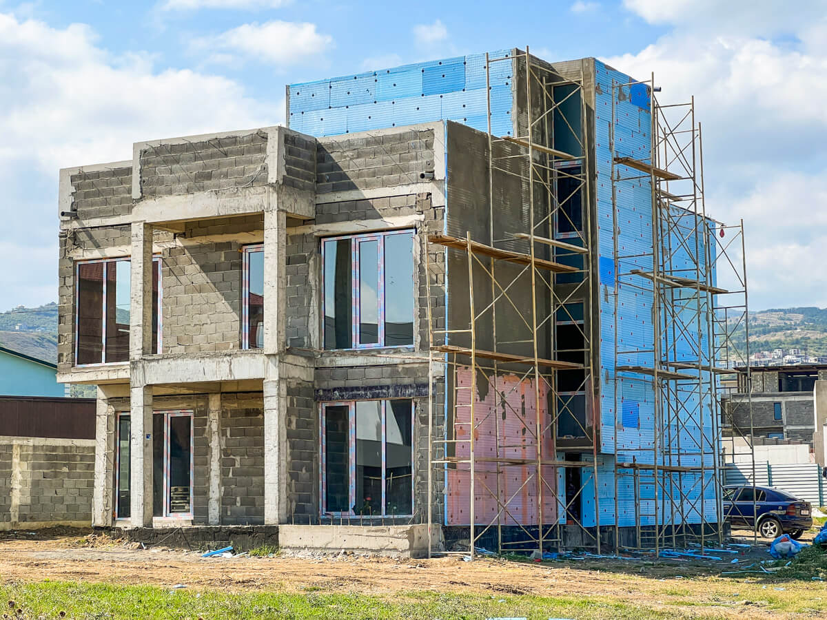 ლისის ტბა და ირგვლივ არსებული სამშენებლო ისტერია