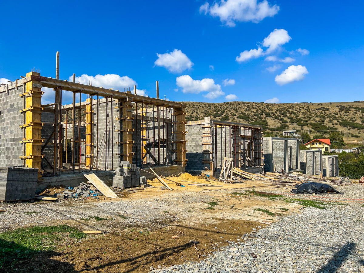 ლისის ტბა და ირგვლივ არსებული სამშენებლო ისტერია