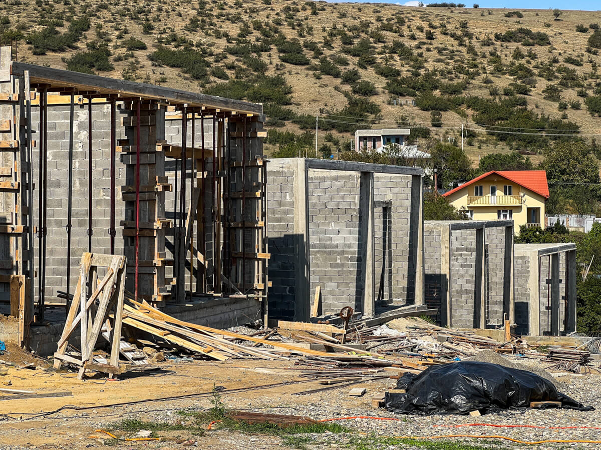 ლისის ტბა და ირგვლივ არსებული სამშენებლო ისტერია