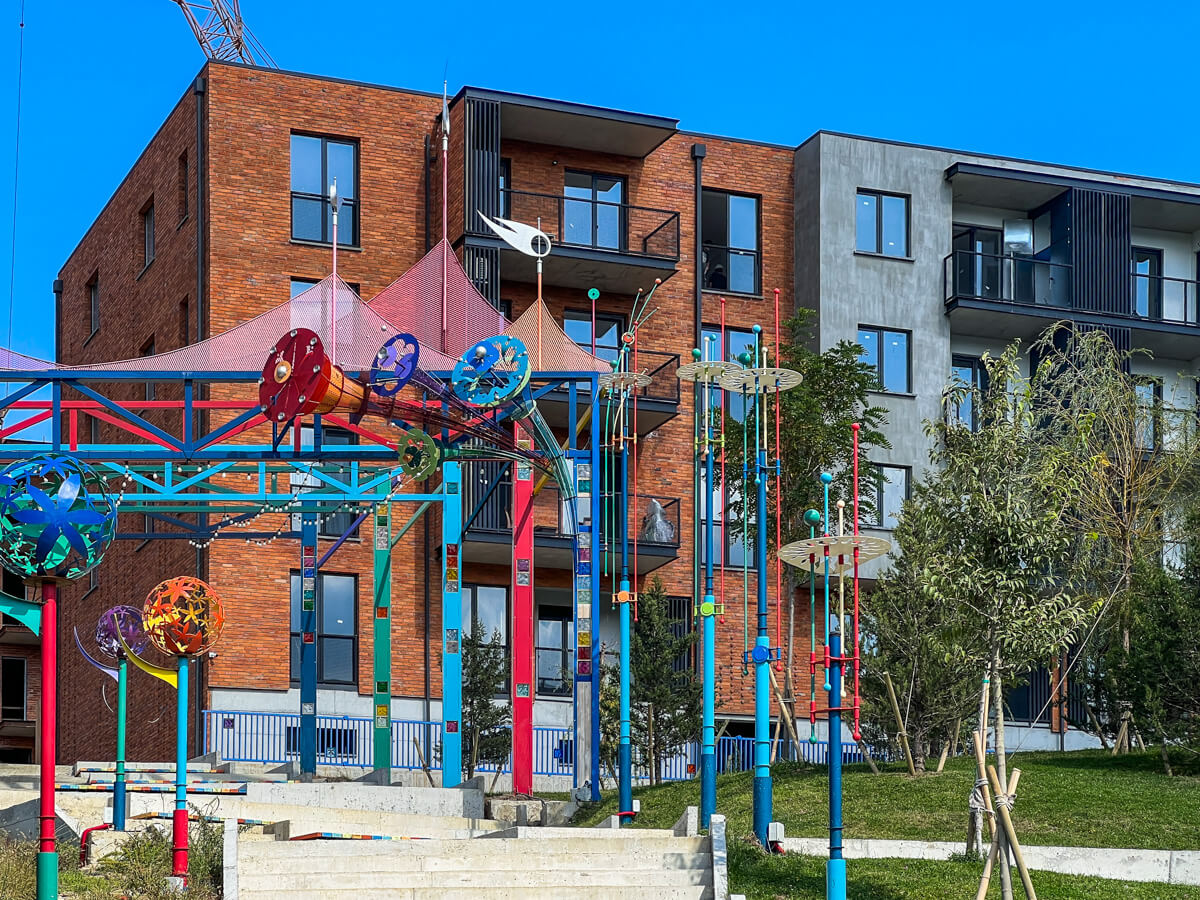 ლისის ტბა და ირგვლივ არსებული სამშენებლო ისტერია