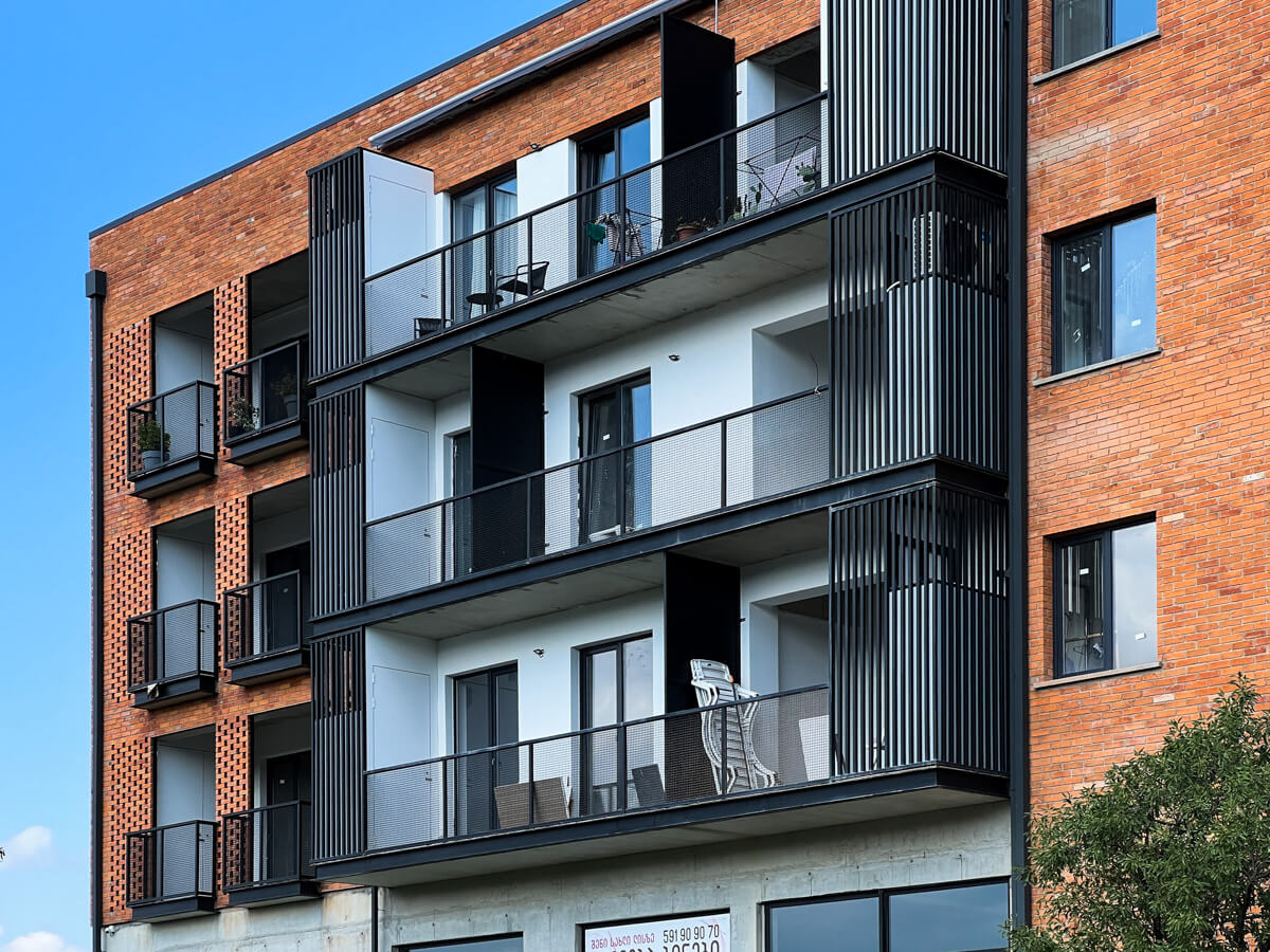 ლისის ტბა და ირგვლივ არსებული სამშენებლო ისტერია