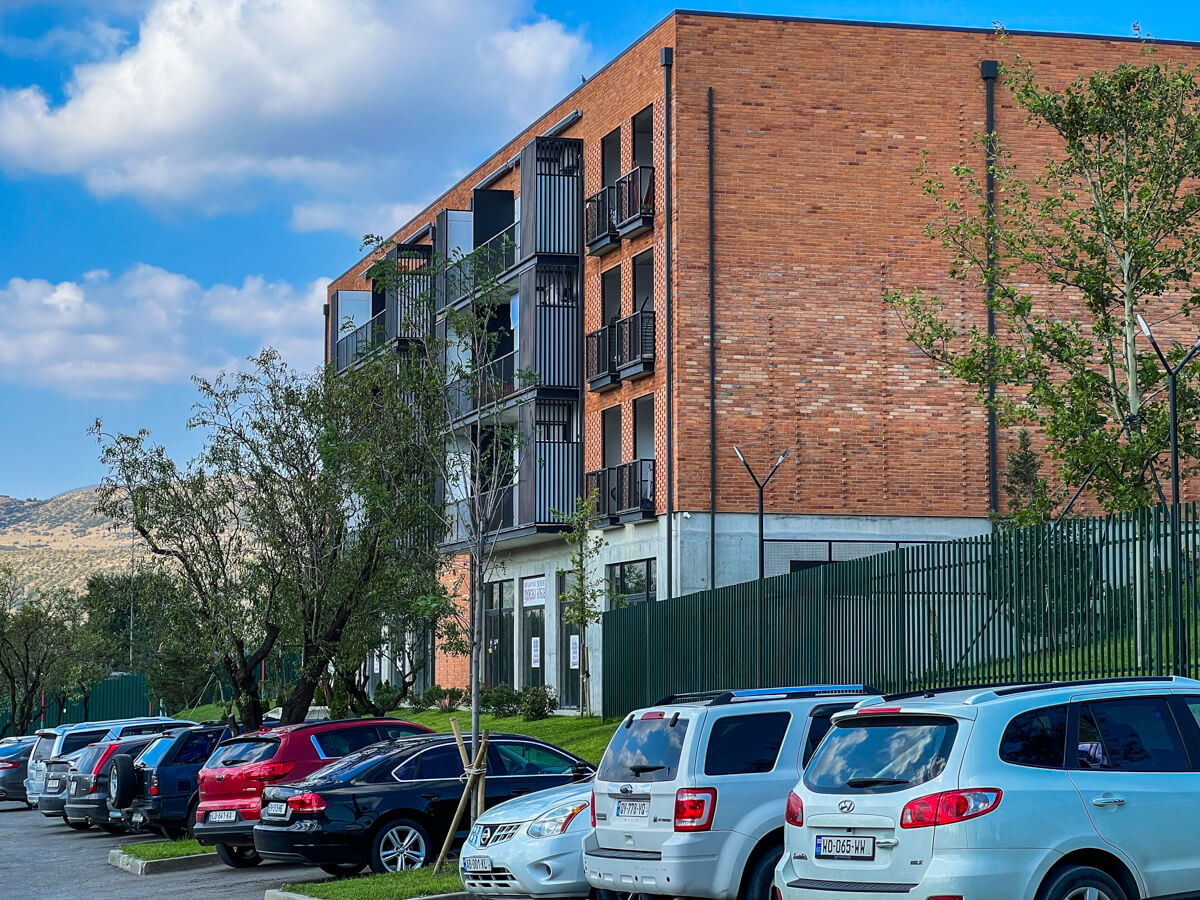 ლისის ტბა და ირგვლივ არსებული სამშენებლო ისტერია