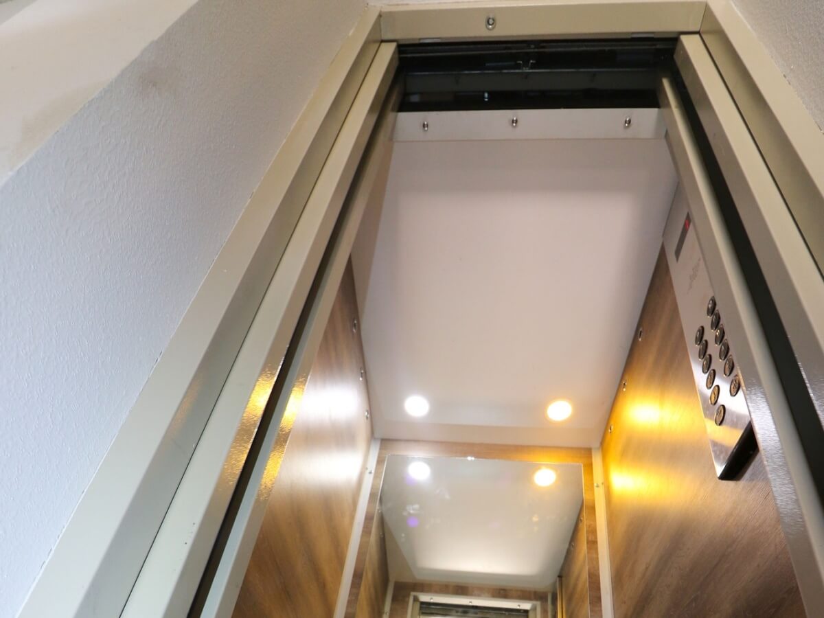 გლდანში, ძველ კორპუსში რამდენიმე ავარიული ლიფტი ახალით ჩანაცვლდა