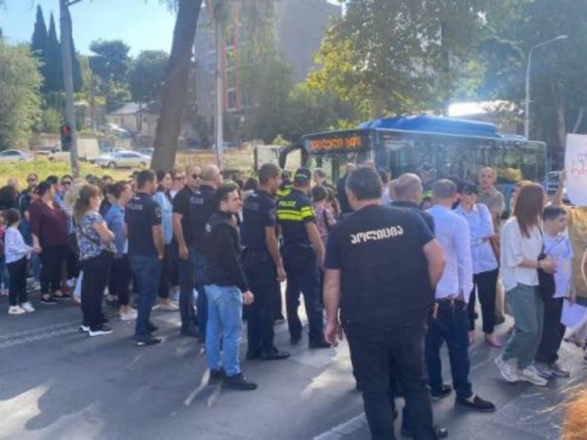 მე-4 სკოლისთვის სასწავლო წელი საპროტესტო აქციით დაიწყო-სხვა  სკოლას შეკედლებული მოსწავლეები საკუთარი შენობის მოლოდინში