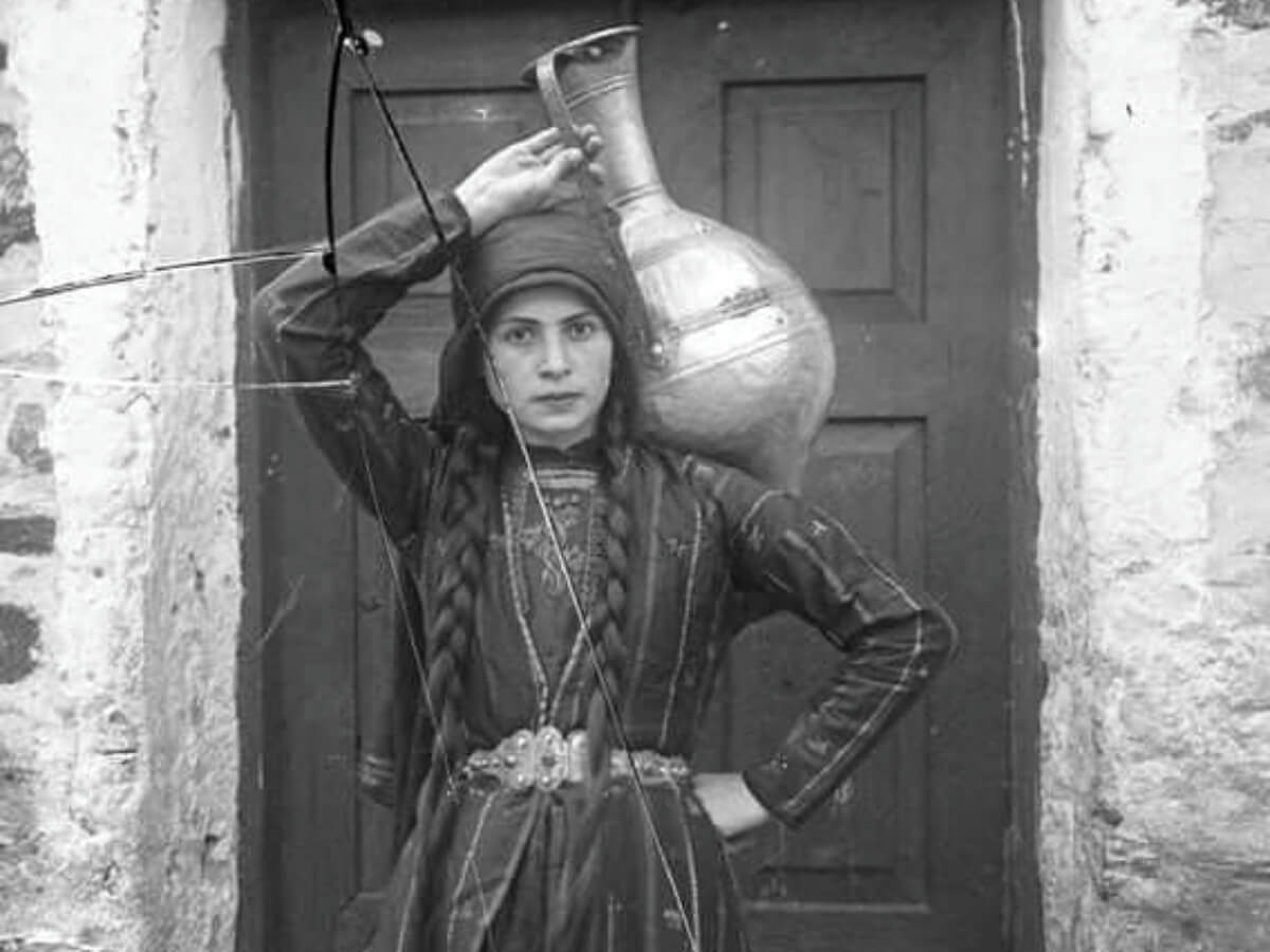 “მოხევე ქალი”-ფოტო კადრი თბილისის ქუჩიდან