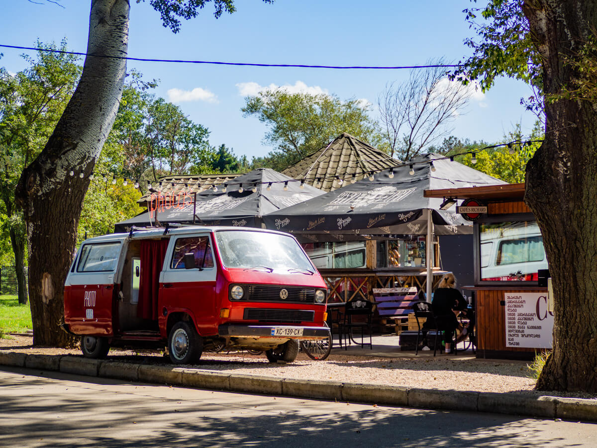 ლისის ტბა და ირგვლივ არსებული სამშენებლო ისტერია