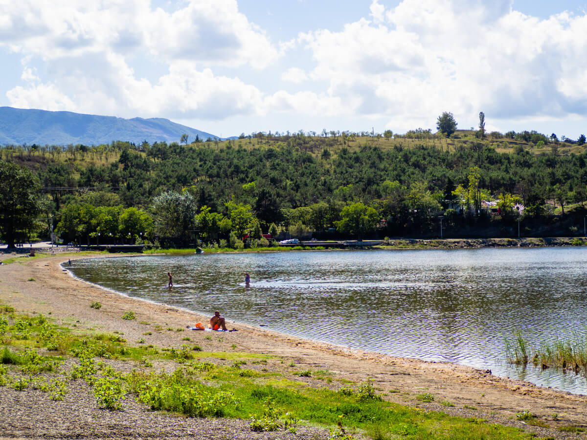 ლისის ტბა და ირგვლივ არსებული სამშენებლო ისტერია
