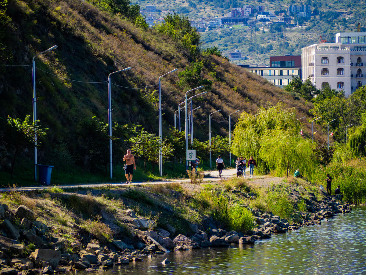 ლისის ტბა და ირგვლივ არსებული სამშენებლო ისტერია