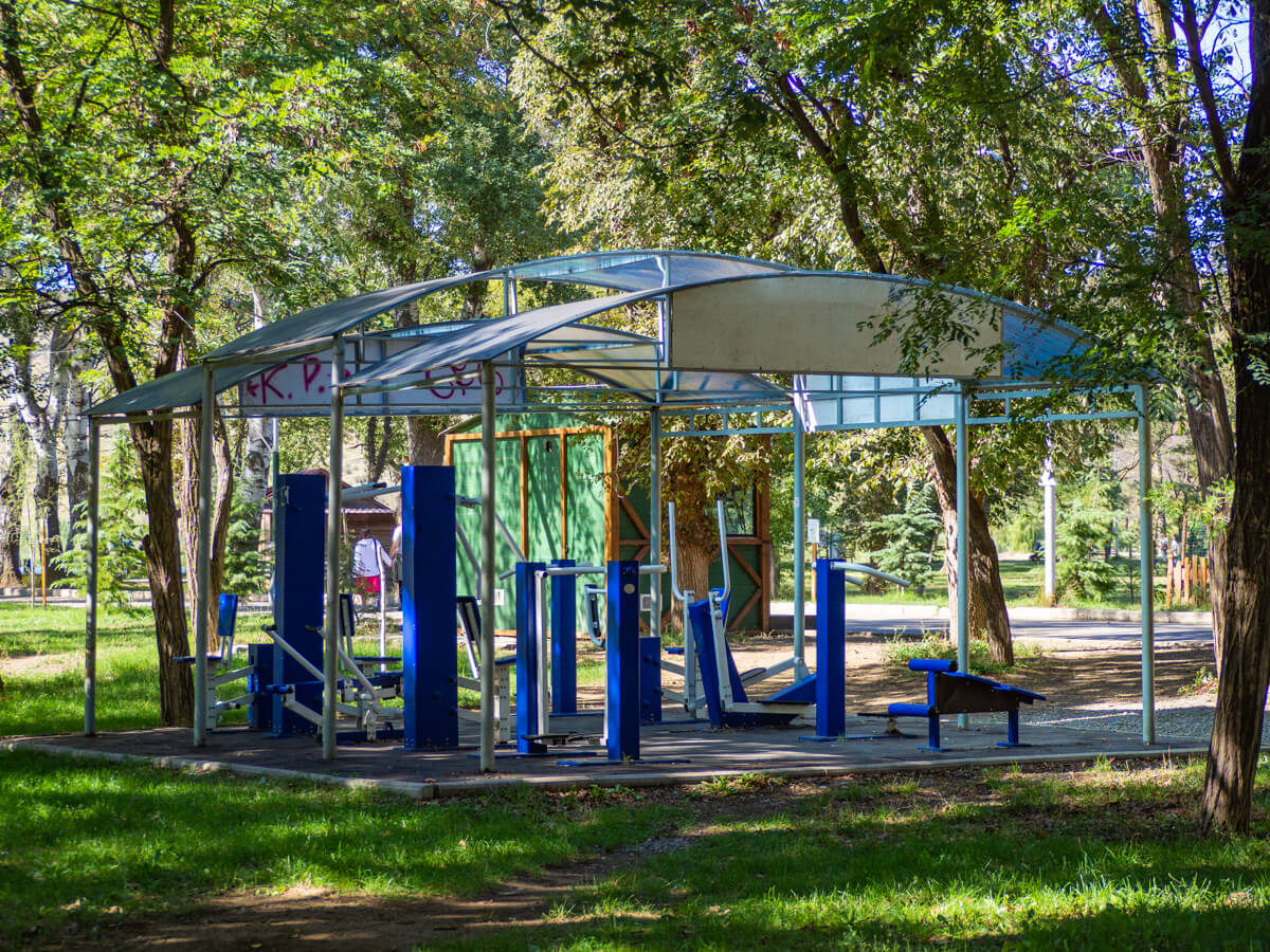 ლისის ტბა და ირგვლივ არსებული სამშენებლო ისტერია