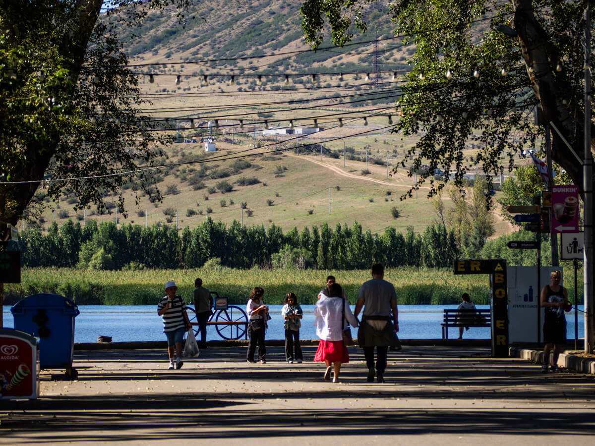 ლისის ტბა და ირგვლივ არსებული სამშენებლო ისტერია