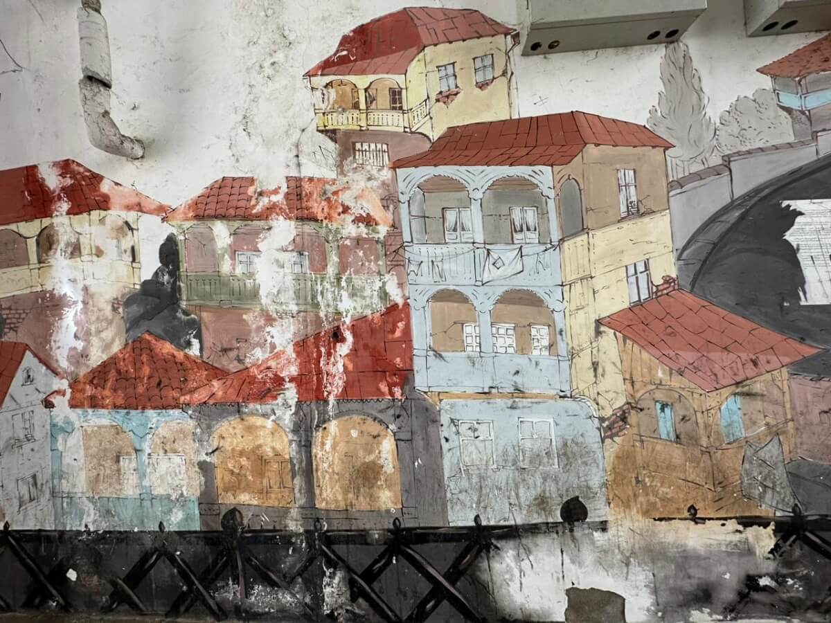 ძველი თბილისის ყველაზე ვიწრო სადარბაზო-ერთი სახლის ორი მხარე