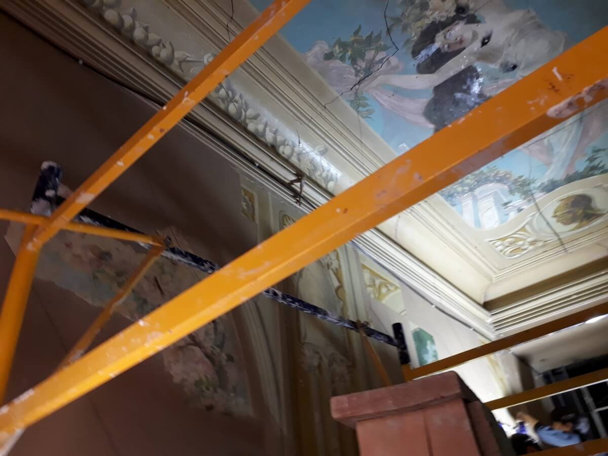 კიდევ ერთი აღმოჩენა თბილისის სადარბაზოდან-რა იმალება დედაქალაქის ძველ კედლებში