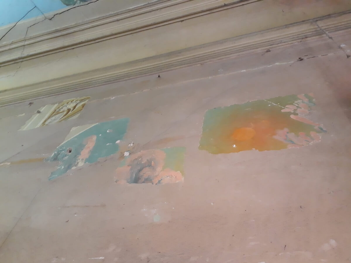 კიდევ ერთი აღმოჩენა თბილისის სადარბაზოდან-რა იმალება დედაქალაქის ძველ კედლებში