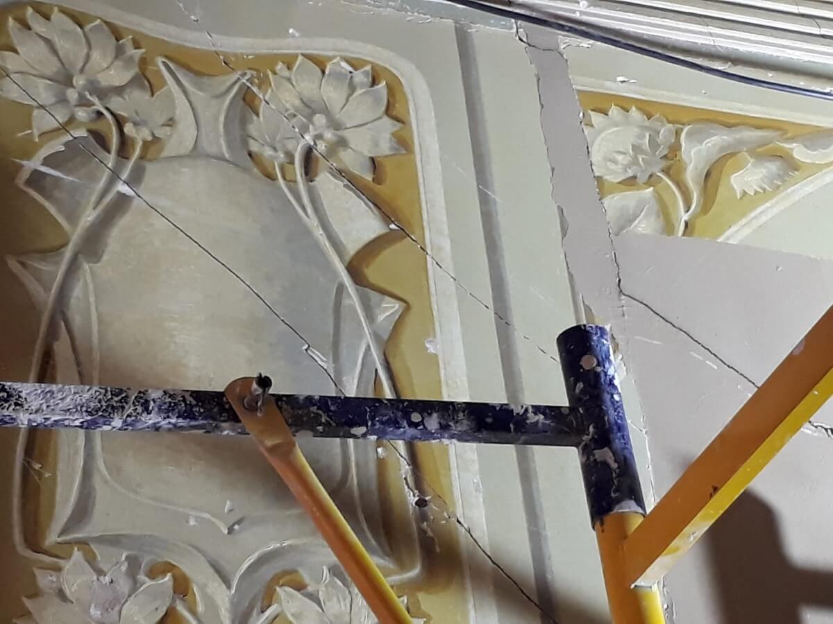 კიდევ ერთი აღმოჩენა თბილისის სადარბაზოდან-რა იმალება დედაქალაქის ძველ კედლებში