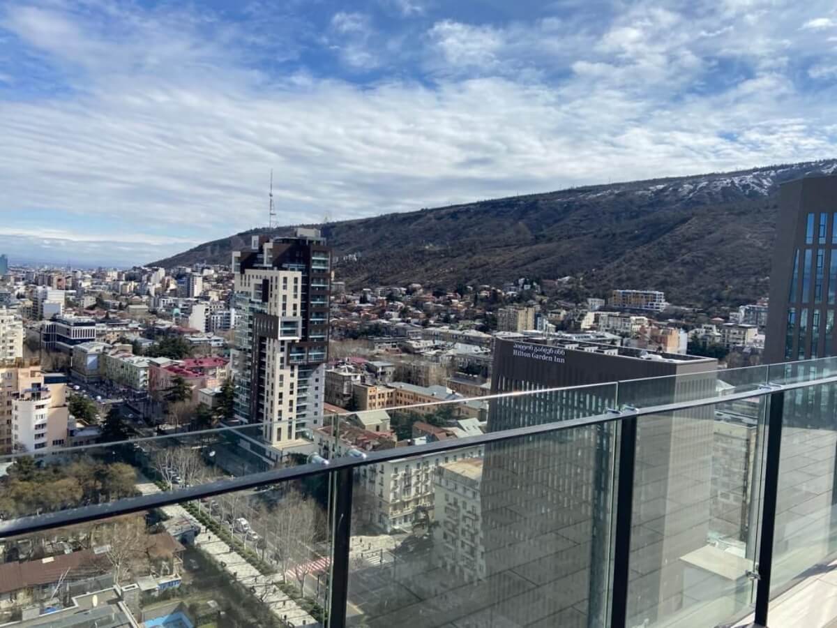 სახლი ვაკეში, რომელიც ე.წ. თეთრი კარკასის მდგომარეობაში 1,500,000$-ად იყიდება