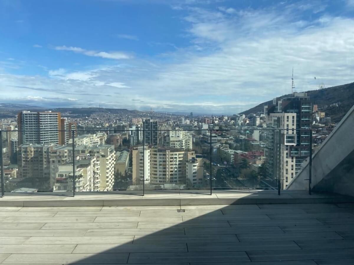 სახლი ვაკეში, რომელიც ე.წ. თეთრი კარკასის მდგომარეობაში 1,500,000$-ად იყიდება