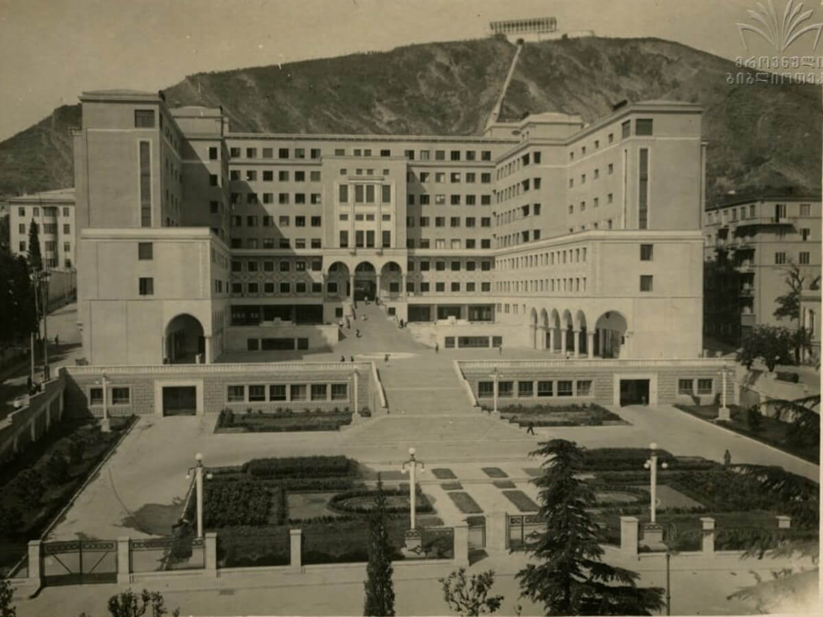 ერთი ადგილი ორი სრულიად განსხვავებული დანიშნულების მქონე შენობისთვის