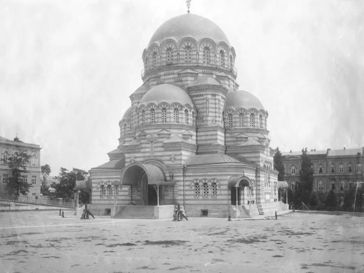 ერთი ადგილი ორი სრულიად განსხვავებული დანიშნულების მქონე შენობისთვის