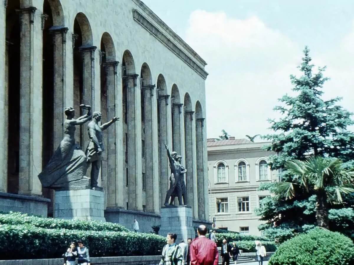 ერთი ადგილი ორი სრულიად განსხვავებული დანიშნულების მქონე შენობისთვის