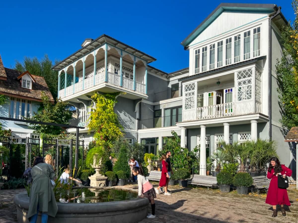 გარდენია შევარდნაძე – „ბეტონის ქალაქის“ მიღმა არსებული ფერადი სივრცე