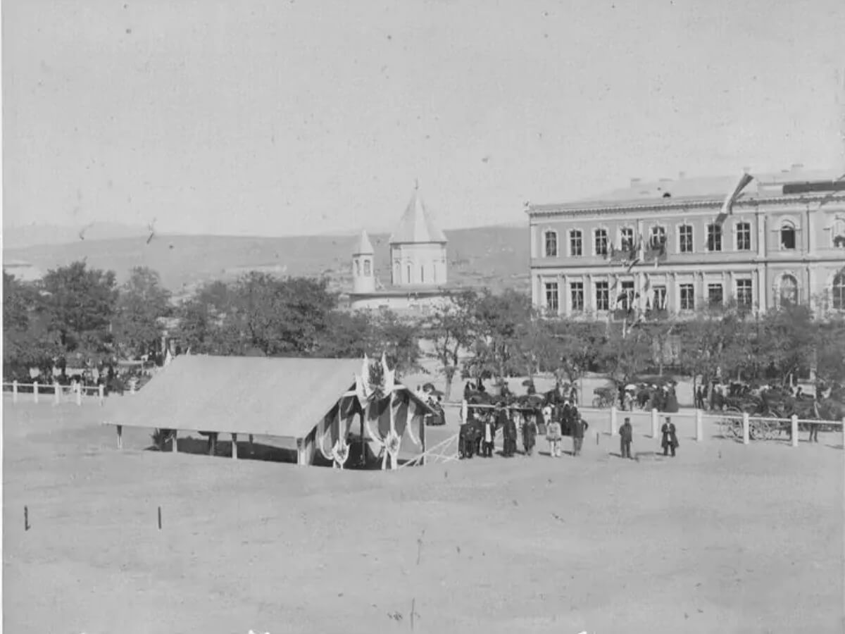 ერთი ადგილი ორი სრულიად განსხვავებული დანიშნულების მქონე შენობისთვის