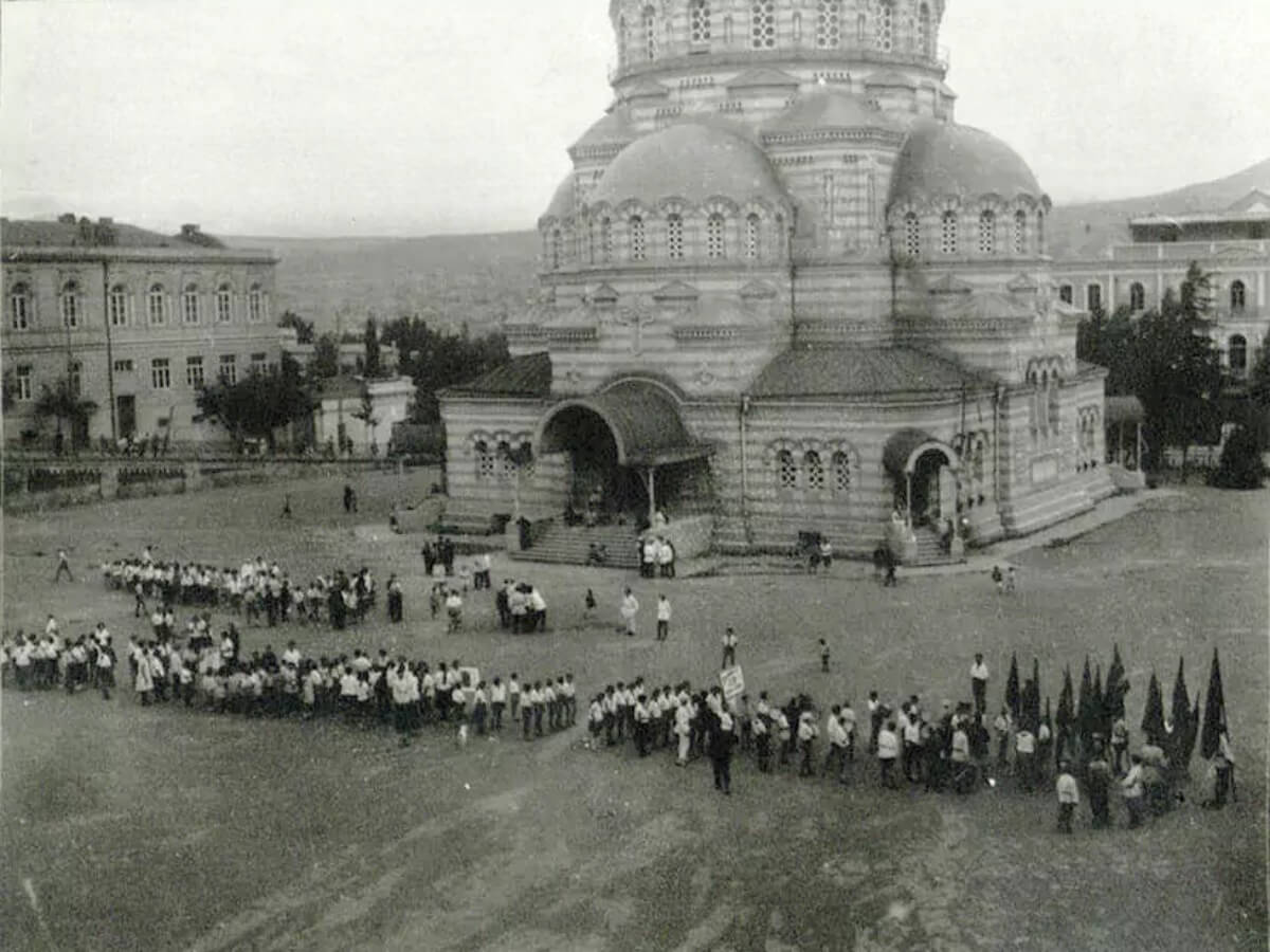 ერთი ადგილი ორი სრულიად განსხვავებული დანიშნულების მქონე შენობისთვის