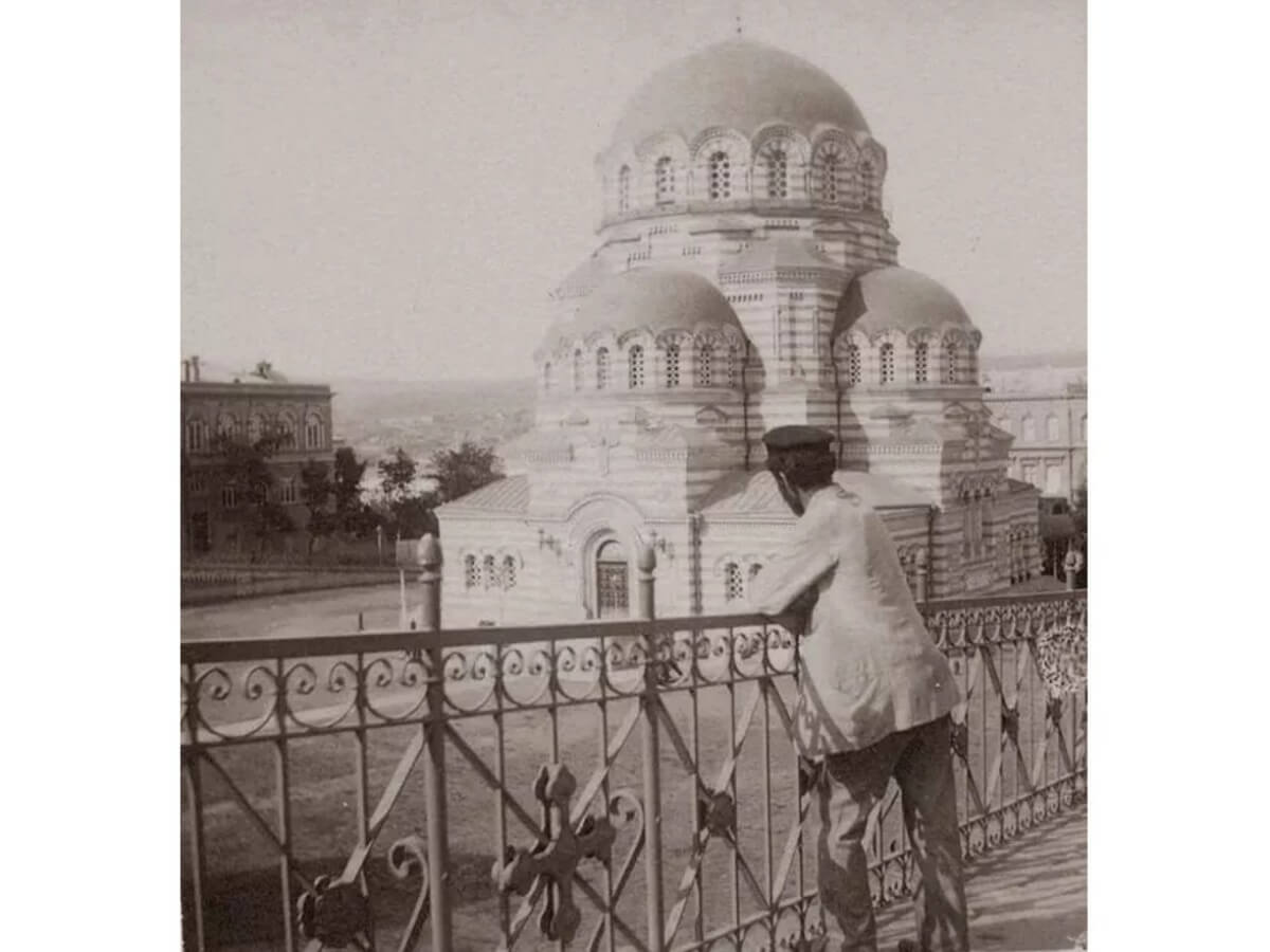 ერთი ადგილი ორი სრულიად განსხვავებული დანიშნულების მქონე შენობისთვის