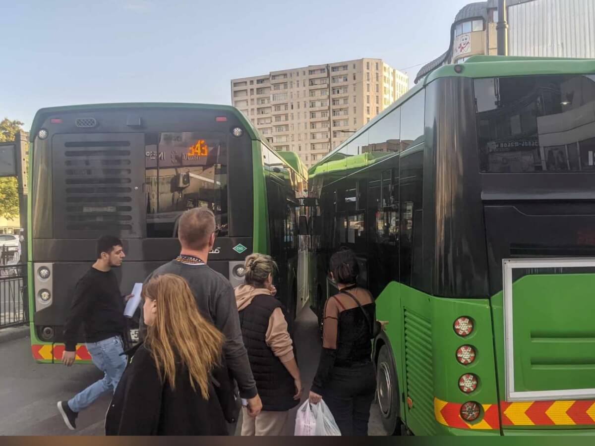 შემთხვევა ვარკეთილში-ორი ავტობუსი ერთმანეთს შეეჯახა