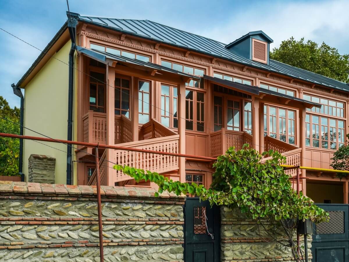 როგორ გამოიყურება დუშეთში რეაბიტირებული 28 სახლი