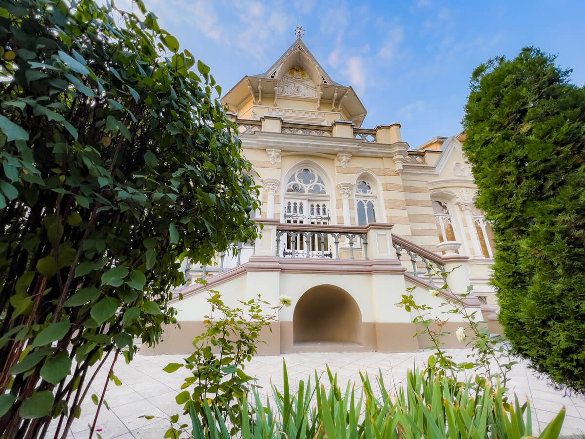 თბილისის ისტორიული შენობები გასულ საუკუნეში და დღეს