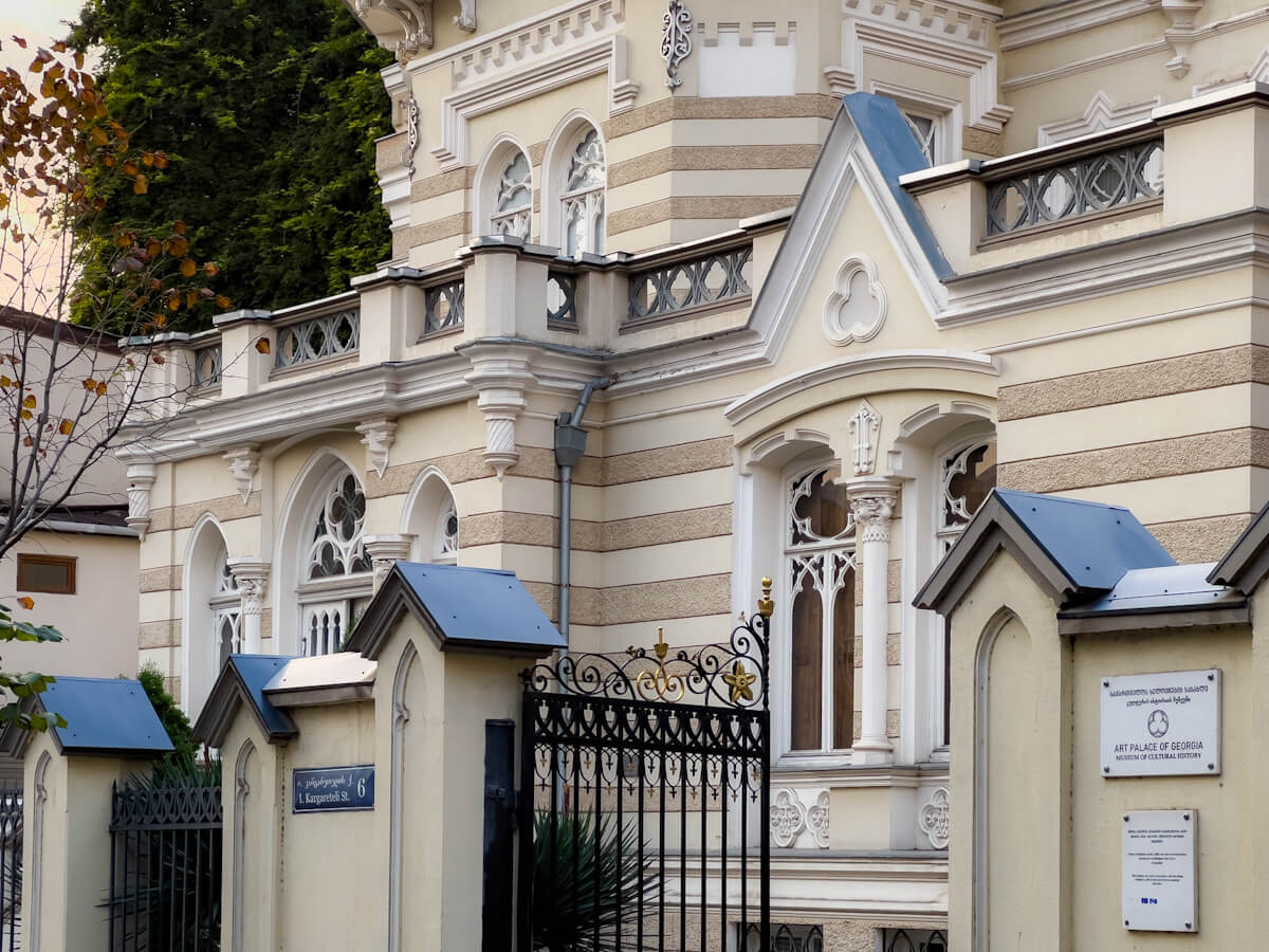 თბილისის ისტორიული შენობები გასულ საუკუნეში და დღეს