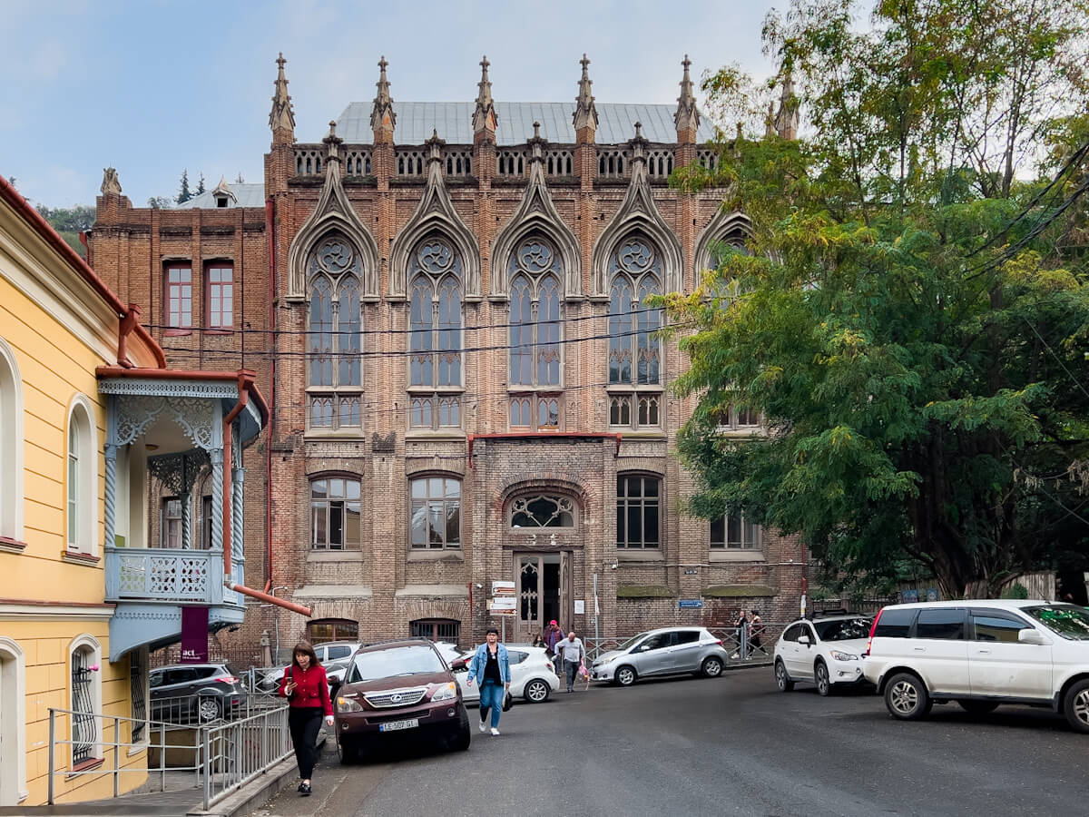 თბილისის ისტორიული შენობები გასულ საუკუნეში და დღეს