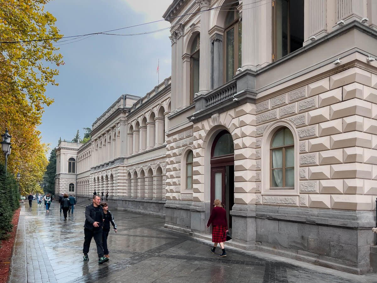 თბილისის ისტორიული შენობები გასულ საუკუნეში და დღეს