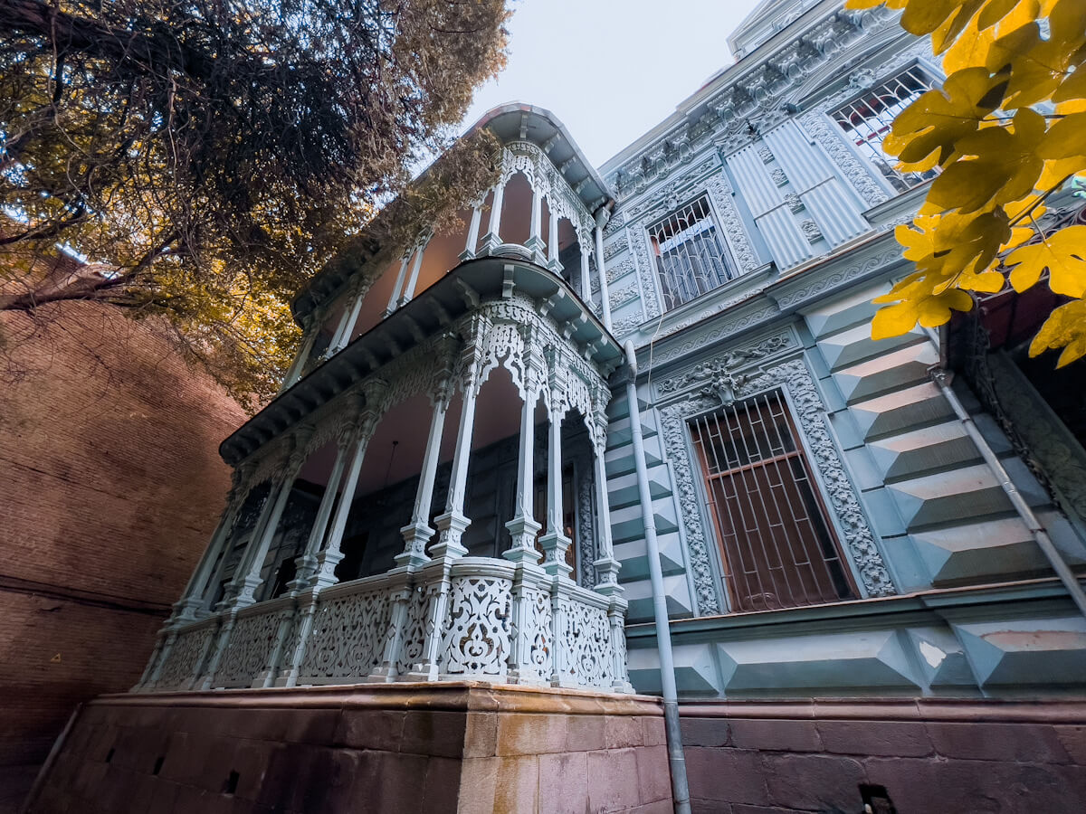 თბილისის ისტორიული შენობები გასულ საუკუნეში და დღეს