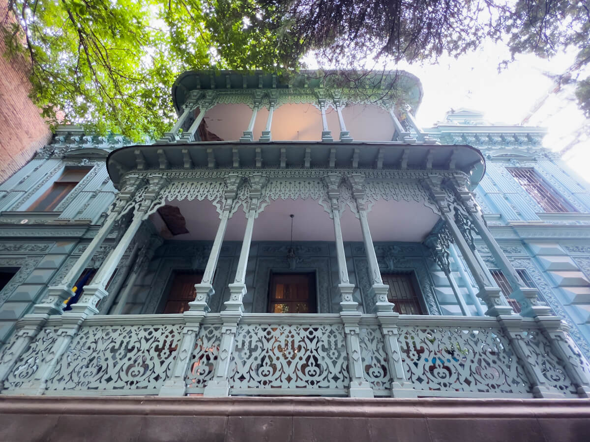 თბილისის ისტორიული შენობები გასულ საუკუნეში და დღეს