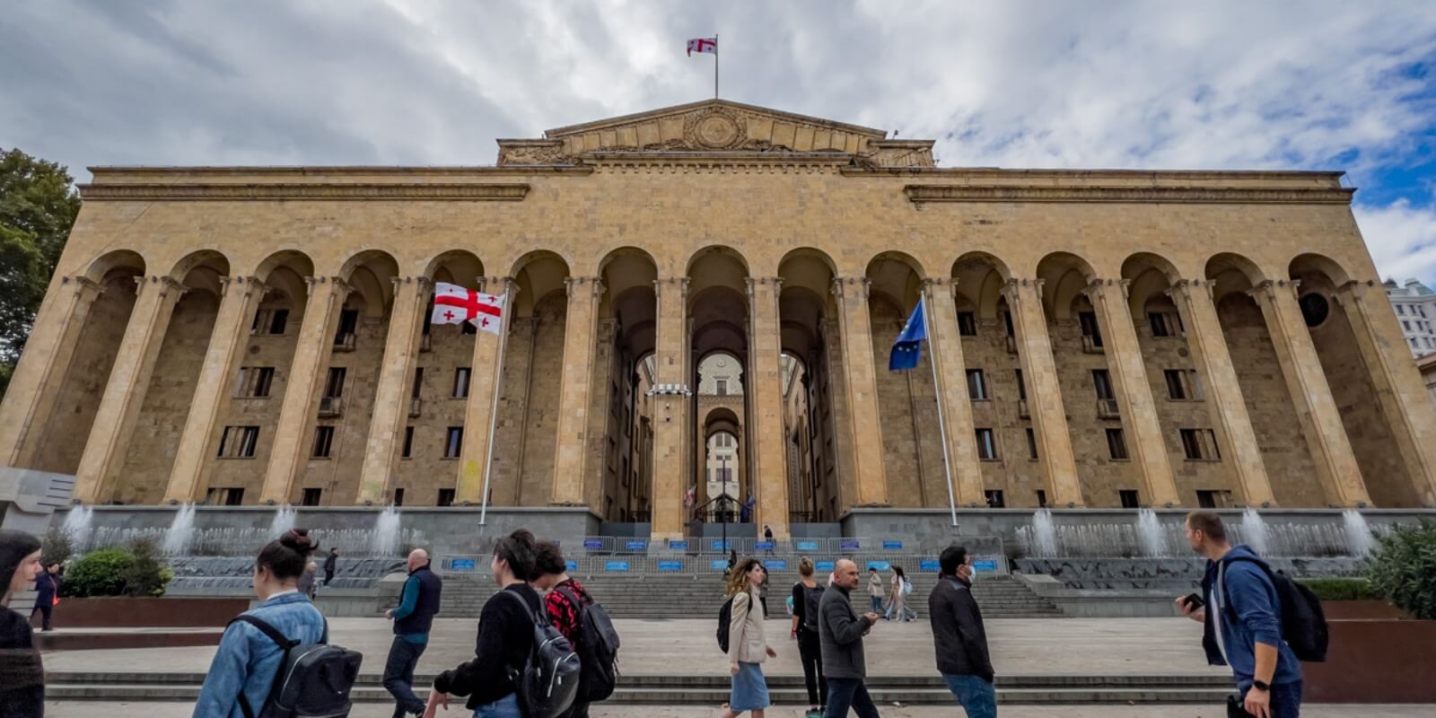 ერთი ადგილი ორი სრულიად განსხვავებული დანიშნულების მქონე შენობისთვის