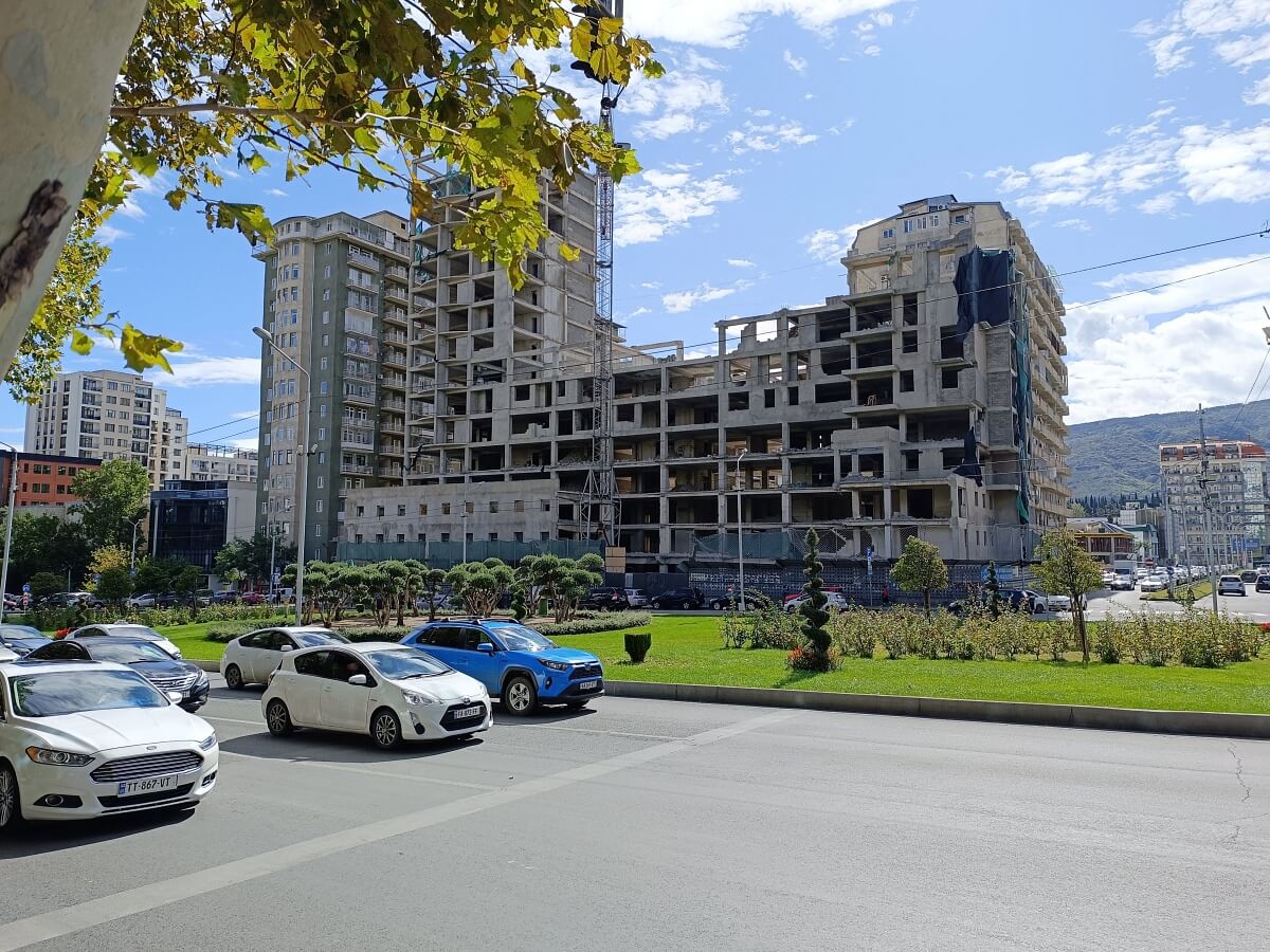 როგორ გამოიყურება და რა ვითარებაა ამ დროისთვის “ცენტრ პოინტის” დაუსრულებელ კორპუსთან, საიდანანაც ჩამოშლილი კედლის ნაწილი მანქანებს დაეცა