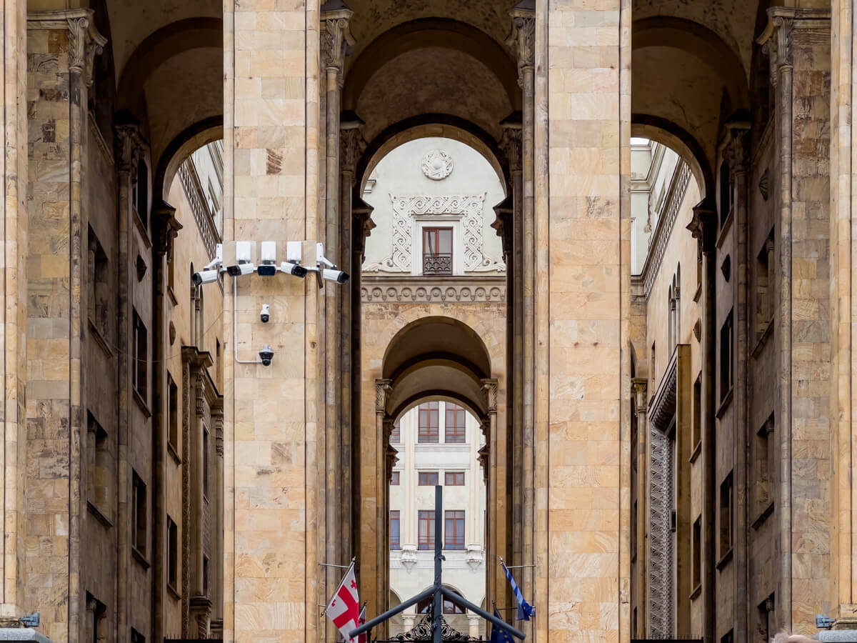 ერთი ადგილი ორი სრულიად განსხვავებული დანიშნულების მქონე შენობისთვის