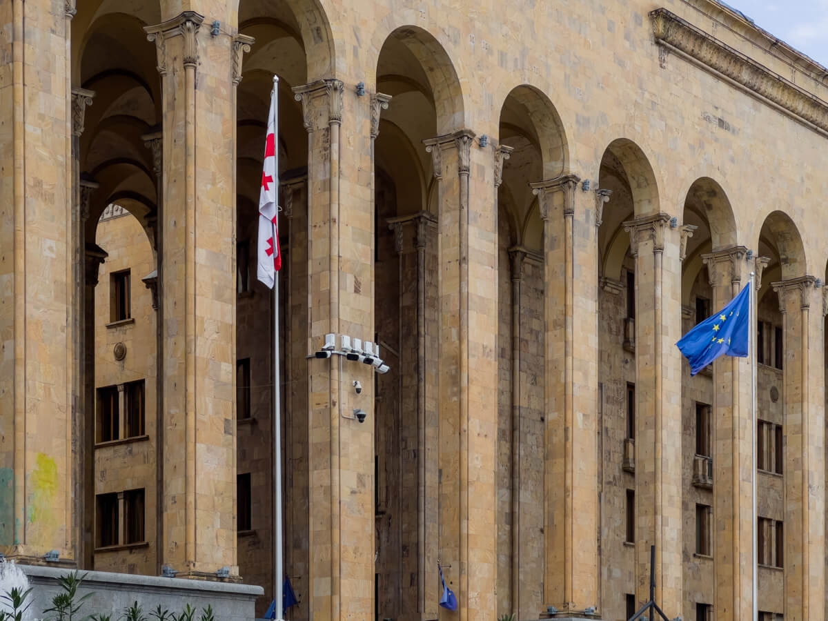 ერთი ადგილი ორი სრულიად განსხვავებული დანიშნულების მქონე შენობისთვის