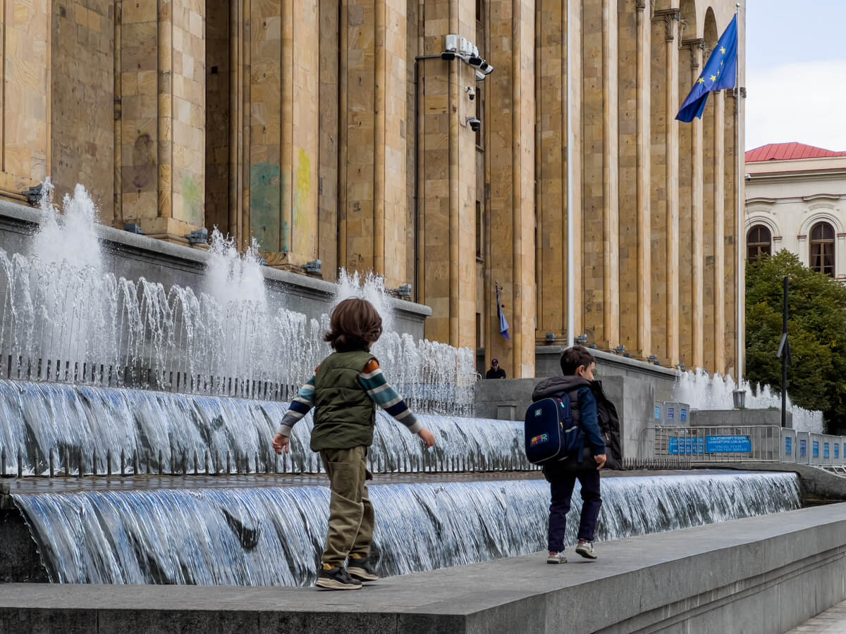 ერთი ადგილი ორი სრულიად განსხვავებული დანიშნულების მქონე შენობისთვის