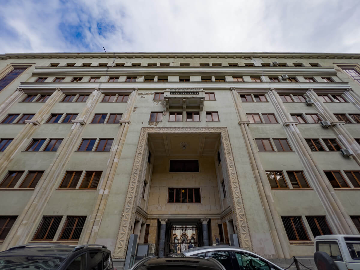 ერთი ადგილი ორი სრულიად განსხვავებული დანიშნულების მქონე შენობისთვის