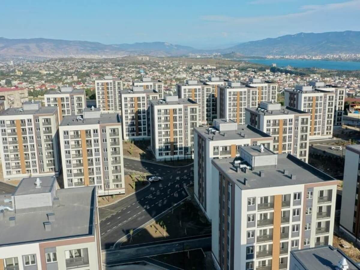 მახათას მთაზე “ჯარის ქალაქი” აშენდა-სამხედრო მოსამსახურეებს ბინები პრემიერ-მინისტრმა გადასცათ