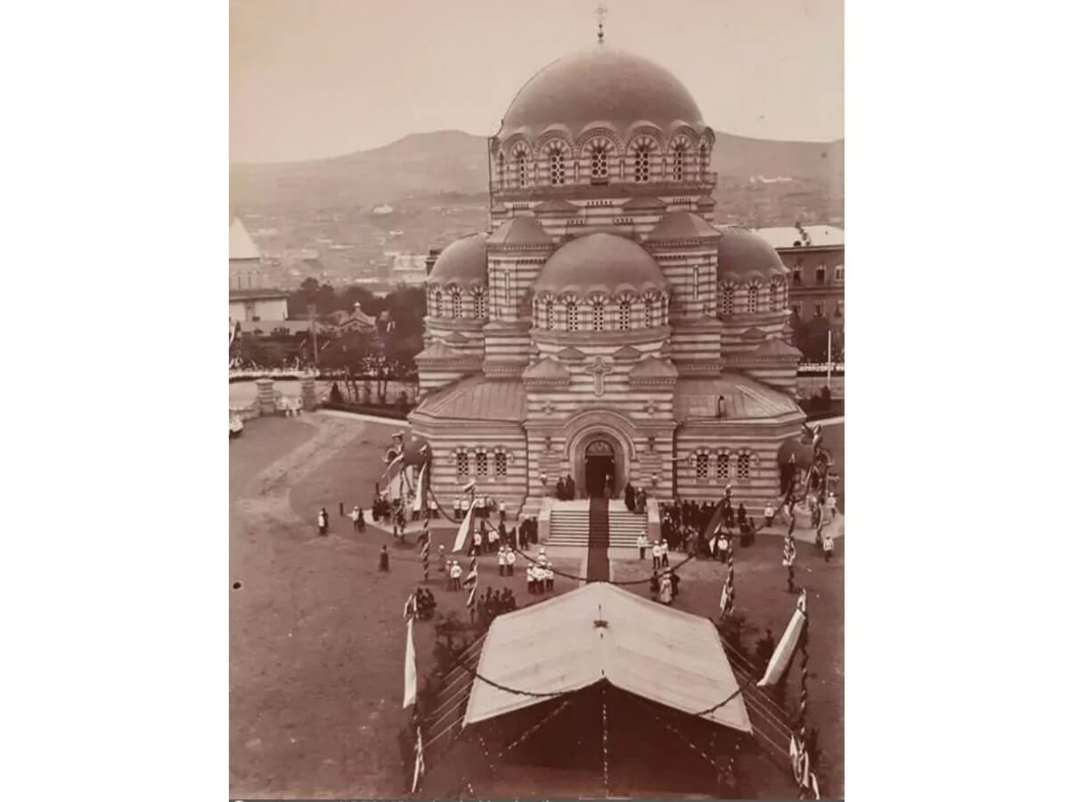 ერთი ადგილი ორი სრულიად განსხვავებული დანიშნულების მქონე შენობისთვის