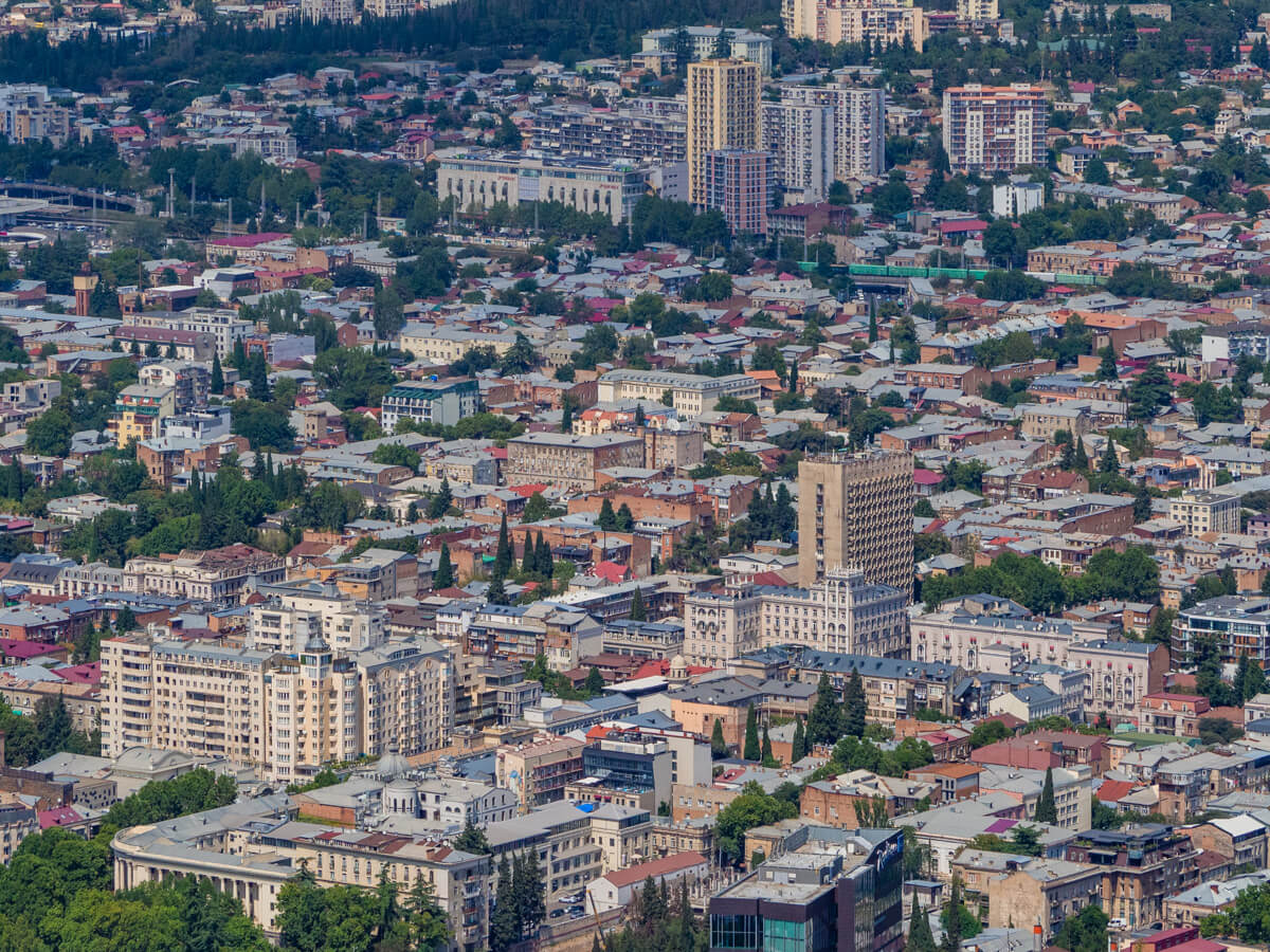 გარდენია შევარდნაძე – „ბეტონის ქალაქის“ მიღმა არსებული ფერადი სივრცე