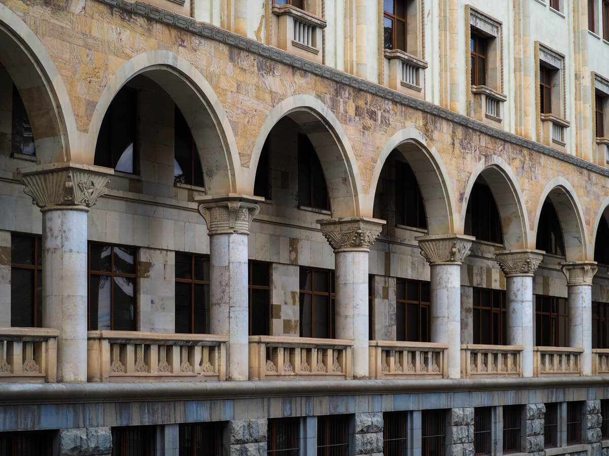 ერთი ადგილი ორი სრულიად განსხვავებული დანიშნულების მქონე შენობისთვის