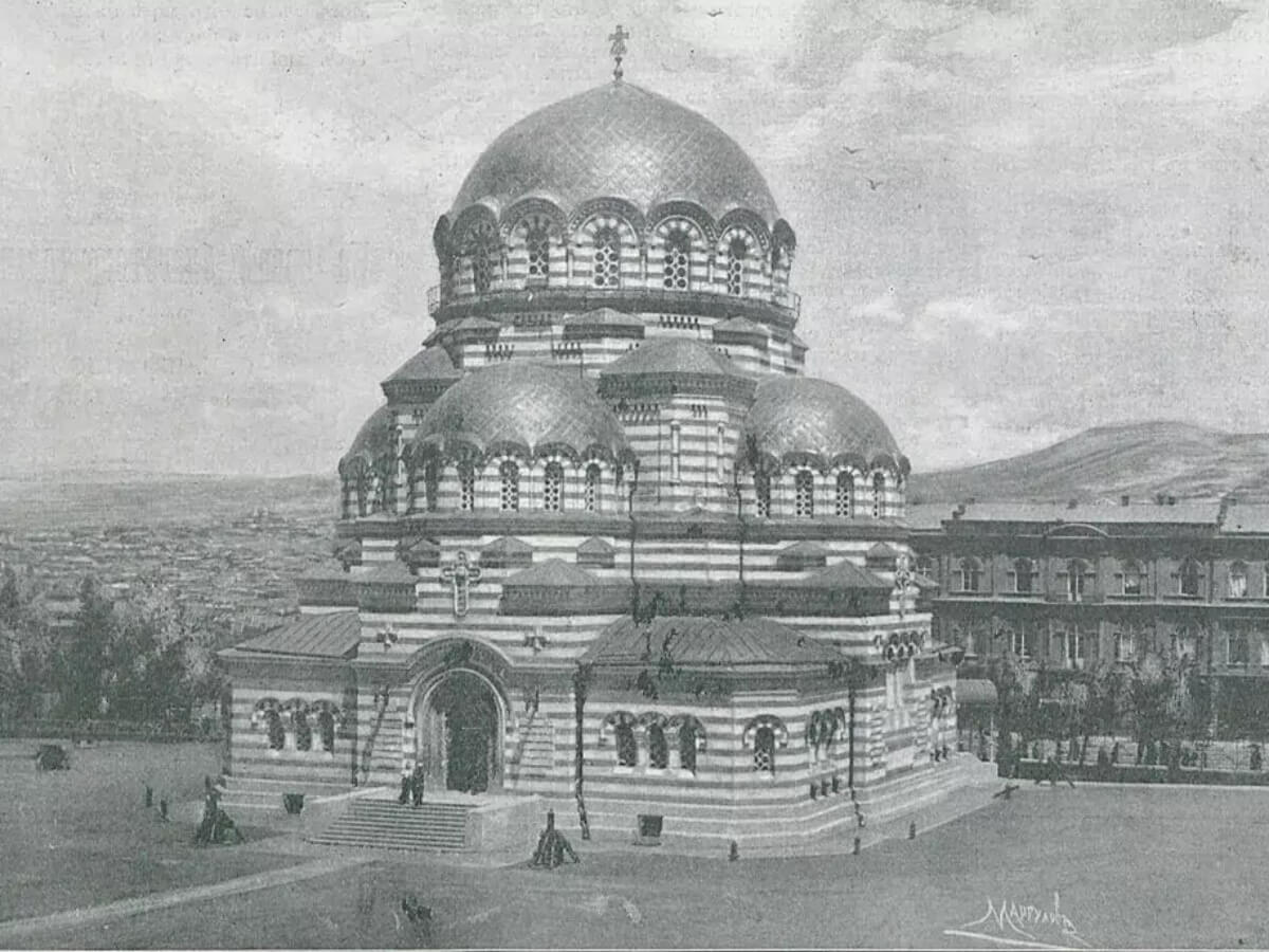 ერთი ადგილი ორი სრულიად განსხვავებული დანიშნულების მქონე შენობისთვის