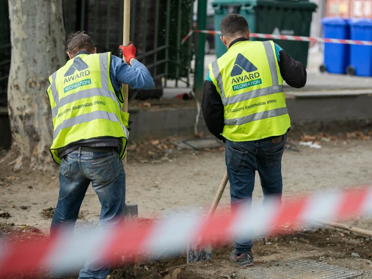 თბილისში ბახტრიონის ქუჩაზე ინფრასტრუქტურული სამუშაოები მიმდინარეობს-რამ გამოიწვია საბურთალოზე გზის დაზინება