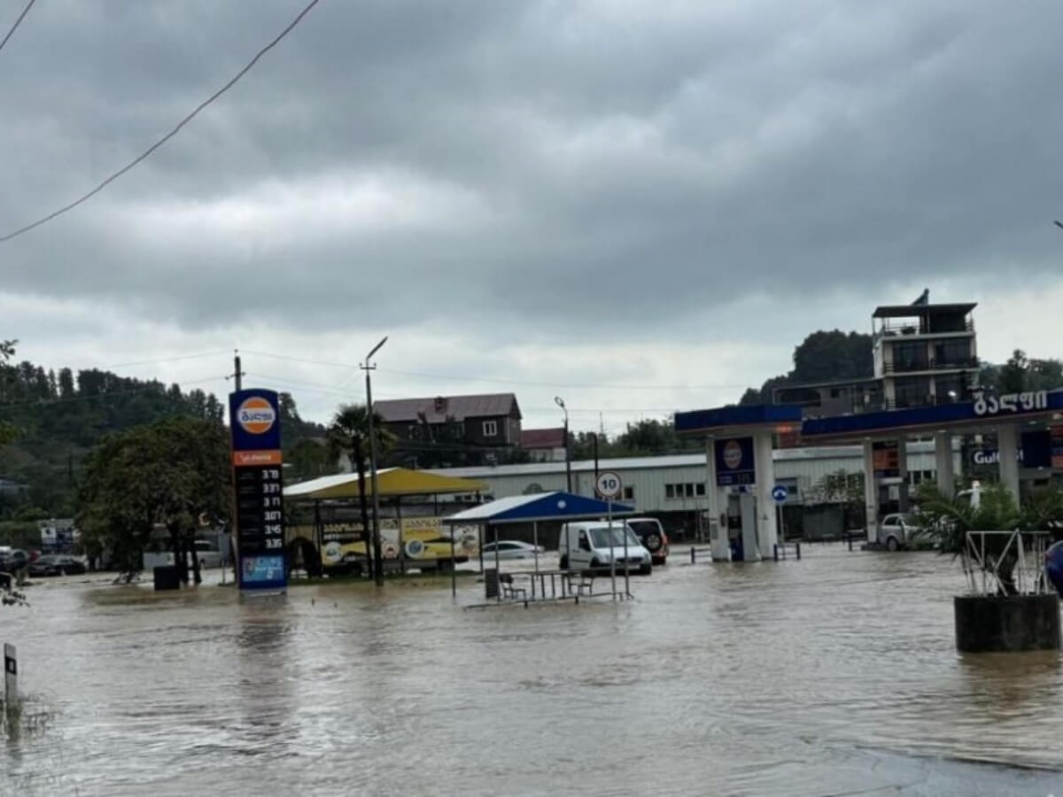 სტიქია აჭარასა და გურიაში-ძლიერი წვიმის შედეგად დატბორილი ქუჩები, წყლისა და გაზის გარეშე დარჩენილი მოსახლეობა
