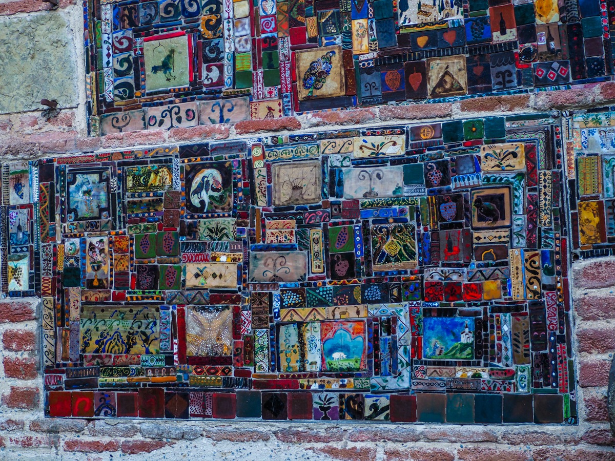 თეატრისთვის უჩვეულო შენობა